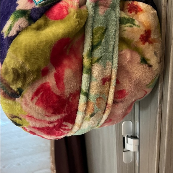 JOHNNY WAS one shoulder velour drawstring backpack / sling bag w logo tag - Picture 6 of 10